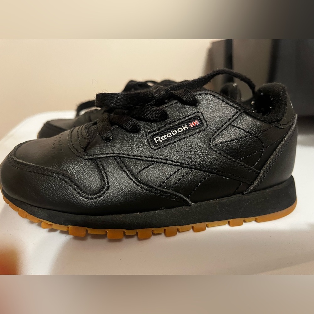 Kids Reebok sneakers all black nude bottom